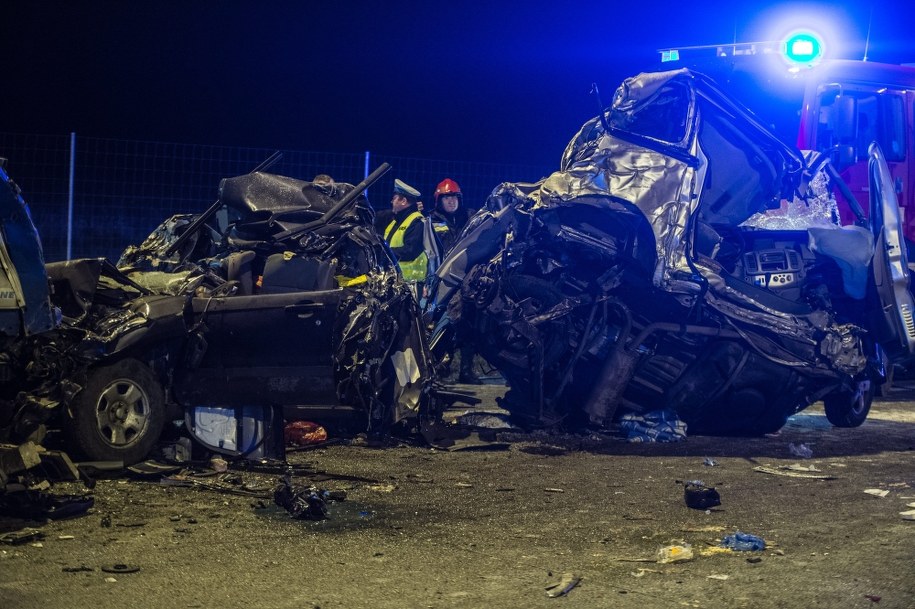 Wraki samochodów po karambolu /Grzegorz Michałowski /PAP