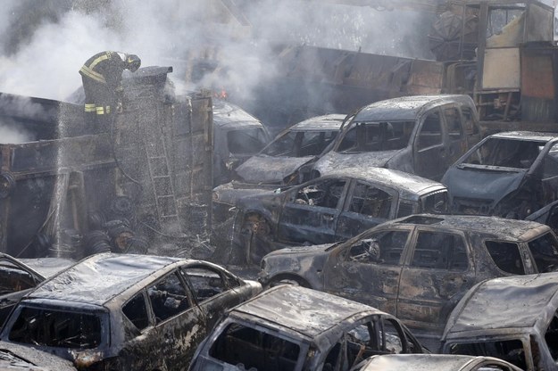 Wraki samochodów ugaszone przez strażaków /Fabio Frustaci /PAP/EPA