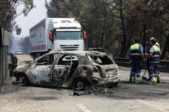 Wraki spalonych aut na drogach w portugalskich lasach