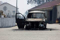 Wraki spalonych aut na drogach w portugalskich lasach
