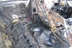 Wraki spalonych aut na wrocławskim Psim Polu