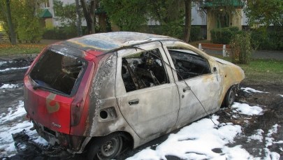 Wraki spalonych aut na wrocławskim Psim Polu