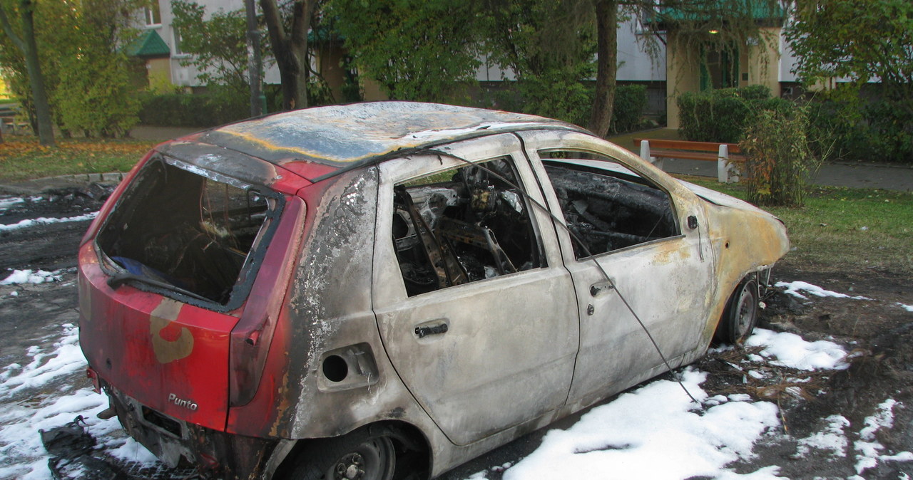 Wraki spalonych aut na wrocławskim Psim Polu