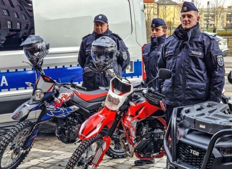 Wraz z 2 motocyklami dolnośląscy wodniacy otrzymali także kaski wyposażone w system łączności. /www.dolnoslaska.policja.gov.pl /Policja