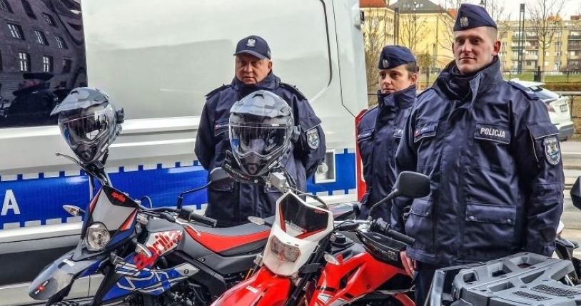 Wraz z 2 motocyklami dolnośląscy wodniacy otrzymali także kaski wyposażone w system łączności. /www.dolnoslaska.policja.gov.pl /Policja