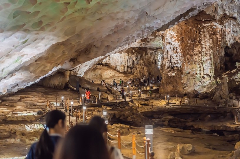 Wraz z jaskiniami Luon i Trinh Nu, jaskinia Sung Sot jest jedną z trzech najsłynniejszych jaskiń na wyspie Bo Hon /123RF/PICSEL