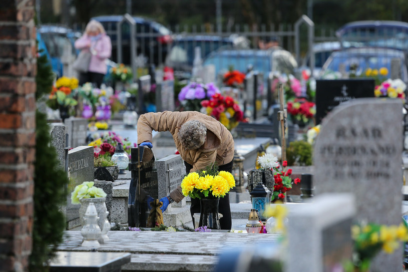 Wraz z nastaniem października wiele osób wyrusza na cmentarze, by uporządkować groby bliskich /Tomasz Kawka /East News