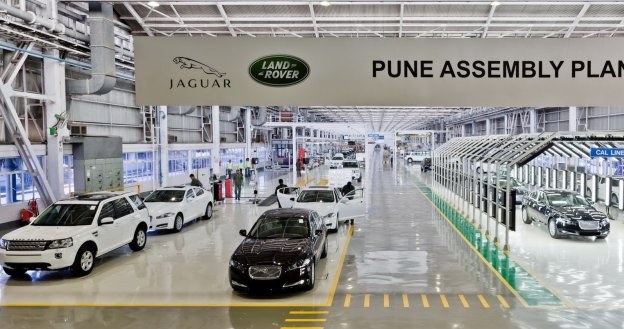 Wraz z rozpoczęciem montażu XF-a w Pune, Jaguar uruchamia sprzedaż tego modelu w Indiach. Początkowo będzie on tam oferowany wyłącznie z 2,2-litrowym turbodieslem. /Jaguar