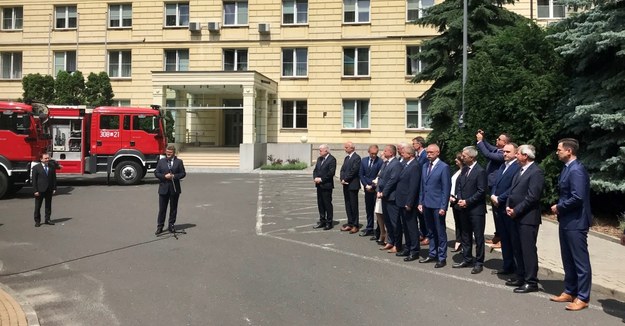 Wręczenie promes na wozy strażackie za frekwencję z I tury wyborów prezydenckich /Krzysztof Zasada /RMF FM