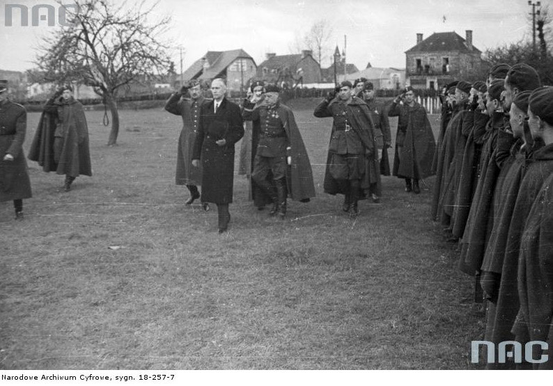 Wręczenie sztandaru Samodzielnej Brygadzie Strzelców Podhalańskich. W środku prezydent Władysław Raczkiewicz, po prawej gen. Władysław Sikorski i płk Zygmunt Bohusz-Szyszko. 10 kwietnia 1940 r.,  Malestroit, Francja /Z archiwum Narodowego Archiwum Cyfrowego