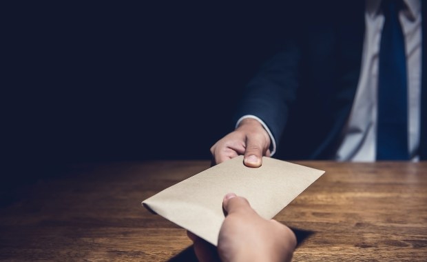 Wręczył 50 tys. zł łapówki dyrektorowi placówki medycznej. Usłyszał zarzut