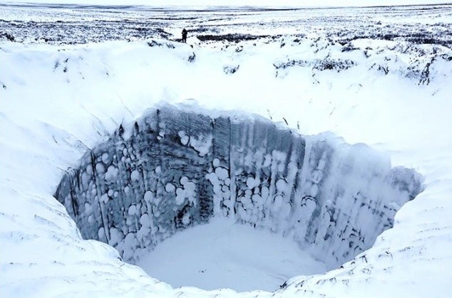 Wreszcie udało się zbadać syberyjskie leje, które powstały w wyniku uwalniającego się metanu (Fot. Russian Centre of Arctic Exploration) /materiały prasowe