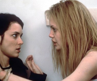 Wreszcie w 1999 roku artystka powróciła niejako do korzeni, przyjmując rolę sprawiającej problemy i potrzebującej specjalistycznego leczenia psychiatrycznego bohaterki w "Przerwanej lekcji muzyki" Jamesa Mangolda, na podstawie autobiograficznej powieści Susanny Kaysen. Obraz miał być wielkim powrotem Ryder (zagrała główną rolę i była jednym z producentów wykonawczych), rodzajem drugiego oddechu, tymczasem stał się przepustką do wielkiej kariery dla Angeliny Jolie, która została za drugoplanową kreację w nim nagrodzona Oscarem.
