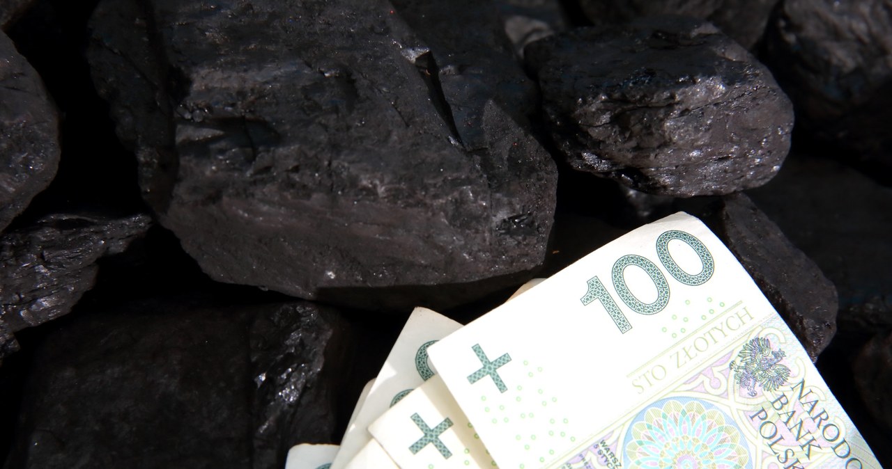 Wróciły oszustwa "na węgiel". Policja wskazuje, jak nie stracić pieniędzy przy zakupie opału /123RF/PICSEL