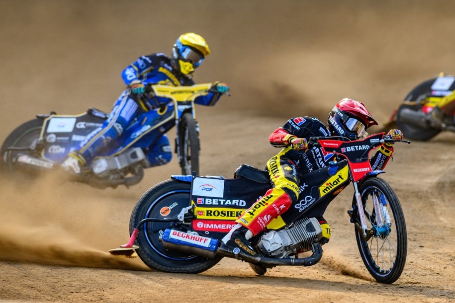 Wrocław, 13.07.2025. Zawodnik Betardu Sparty Wrocław Bartłomiej Kowalski (kask czerwony) oraz Wadim Tarasienko (żółty) z Bayersystem GKM Grudziądz w meczu 11. kolejki żużlowej Ekstraligi /PAP/Przemysław Karolczuk /PAP