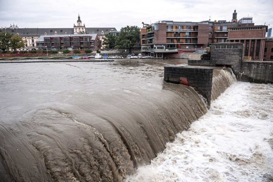 Wrocław, 2020 rok. Fala kulminacyjna na Odrze / 	Maciej Kulczyński    /PAP