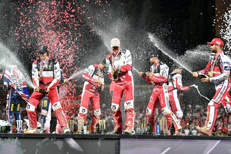 Wrocław, 30.07.2023. Reprezentacja Polski świętuje zdobycie drużynowego Pucharu Świata żużlowców we Wrocławiu. /Maciej Kulczyński /PAP