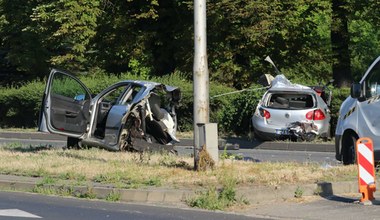 Wrocław: Auto uderzyło w latarnię. Samochód rozpadł się na dwie części