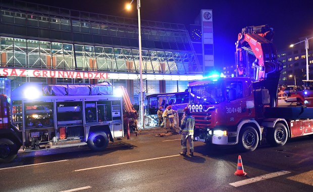 Wrocław: Autobus wjechał w przejście podziemne. Nie żyje kierowca
