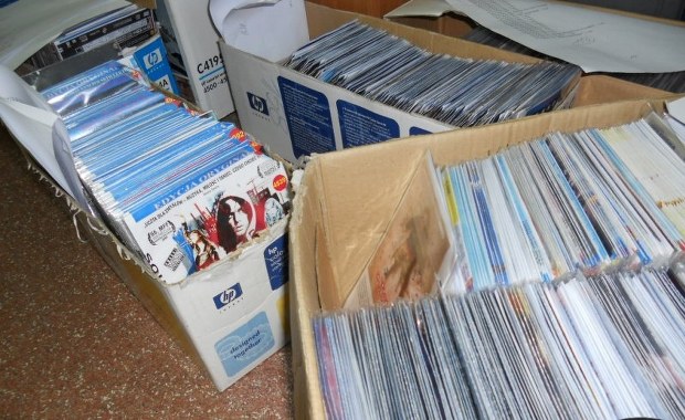 Wrocław: Handlarz pirackimi płytami w rękach celników