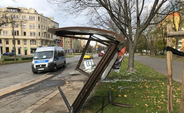 ​Wrocław: Kierowca wjechał w przystanek autobusowy. Są ranni