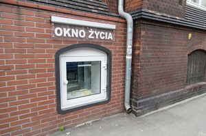 Wrocław. Kilkumiesięczna dziewczynka w oknie życia