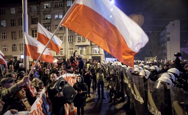 Wrocław: Marsz narodowców rozwiązany. Starcia z policją