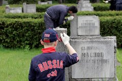 Wrocław: Młodzi Rosjanie porządkują groby swych rodaków