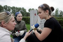 Wrocław: Młodzi Rosjanie porządkują groby swych rodaków