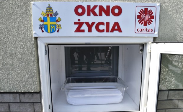 Wrocław: Noworodek zostawiony w oknie życia. Miał nieodciętą pępowinę