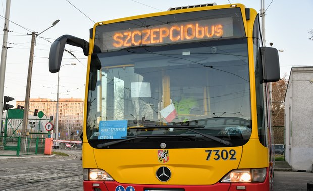 Wrocław: Ponad 15 tys. osób zaszczepiło się w specjalnym autobusie MPK