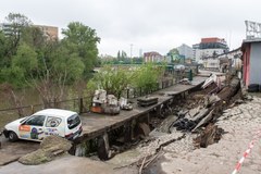 Wrocław: Potężne osuwisko na nabrzeżach Odry. Ewakuowano 30 osób