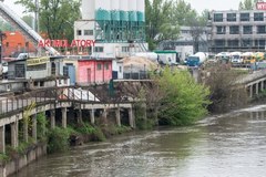 Wrocław: Potężne osuwisko na nabrzeżach Odry. Ewakuowano 30 osób