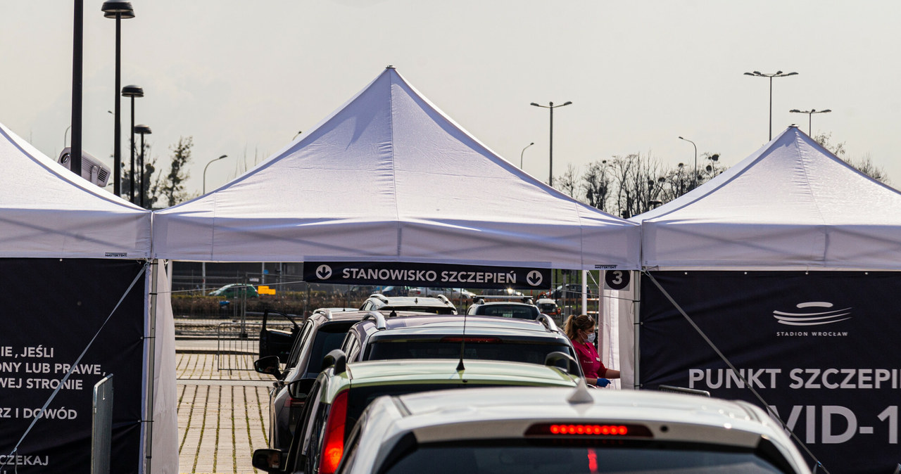 Wroclaw Punkt szczepien drive-thru na Covid-19 /Krzysztof Kaniewski /Reporter