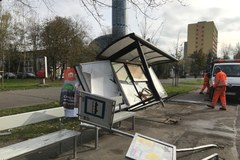 Wrocław: Samochód wjechał w przystanek
