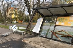 Wrocław: Samochód wjechał w przystanek