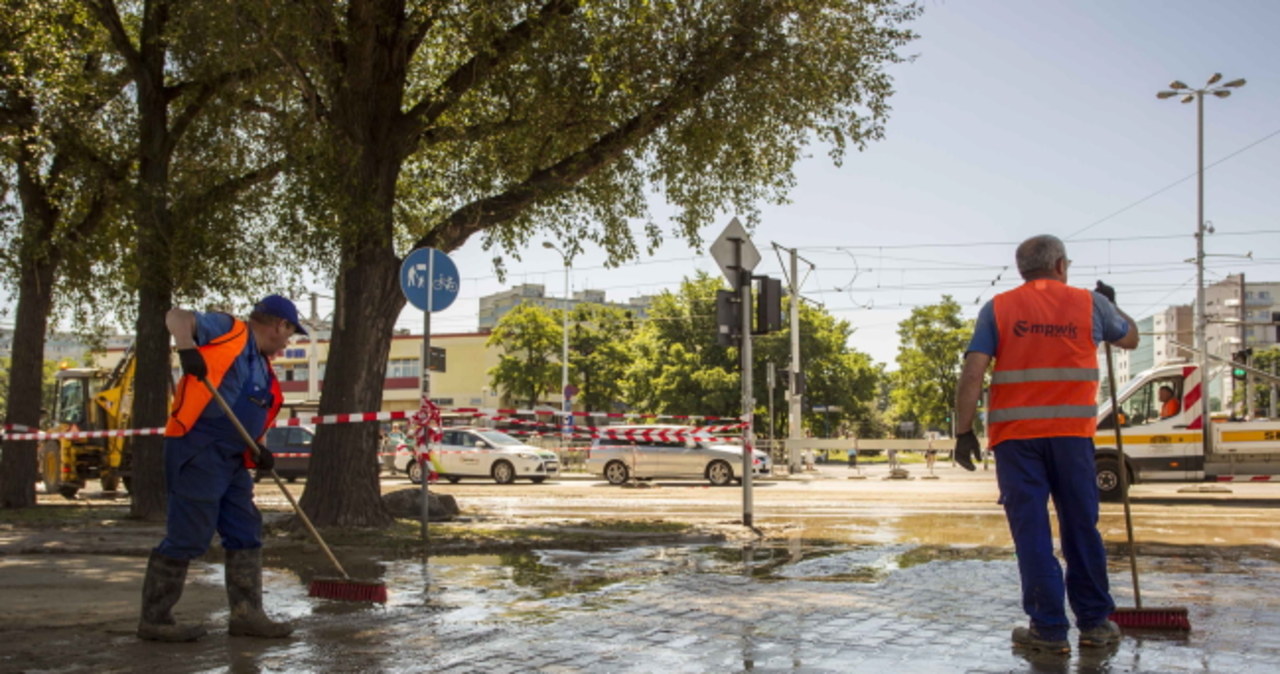 Wrocław: Sprzątanie skutków awarii wodociągowej