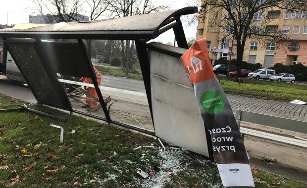 Wrocław: Wjechał w przystanek autobusowy. 37-latek zatrzymany