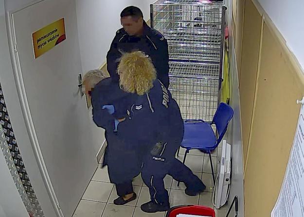 Wrocławscy policjanci kontra staruszka /se.pl /