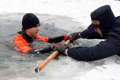 Wrocławscy strażnicy miejscy ćwiczą... na lodzie