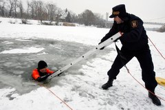 Wrocławscy strażnicy miejscy ćwiczą... na lodzie