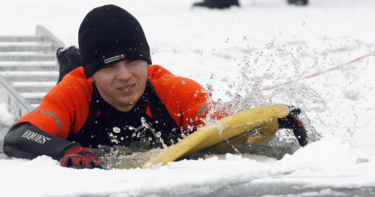 Wrocławscy strażnicy miejscy ćwiczą... na lodzie