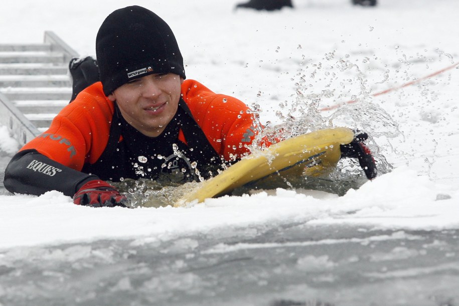 Wrocławscy strażnicy miejscy szkolili swoje umiejętności w "lodowym" ratownictwie &nbsp;