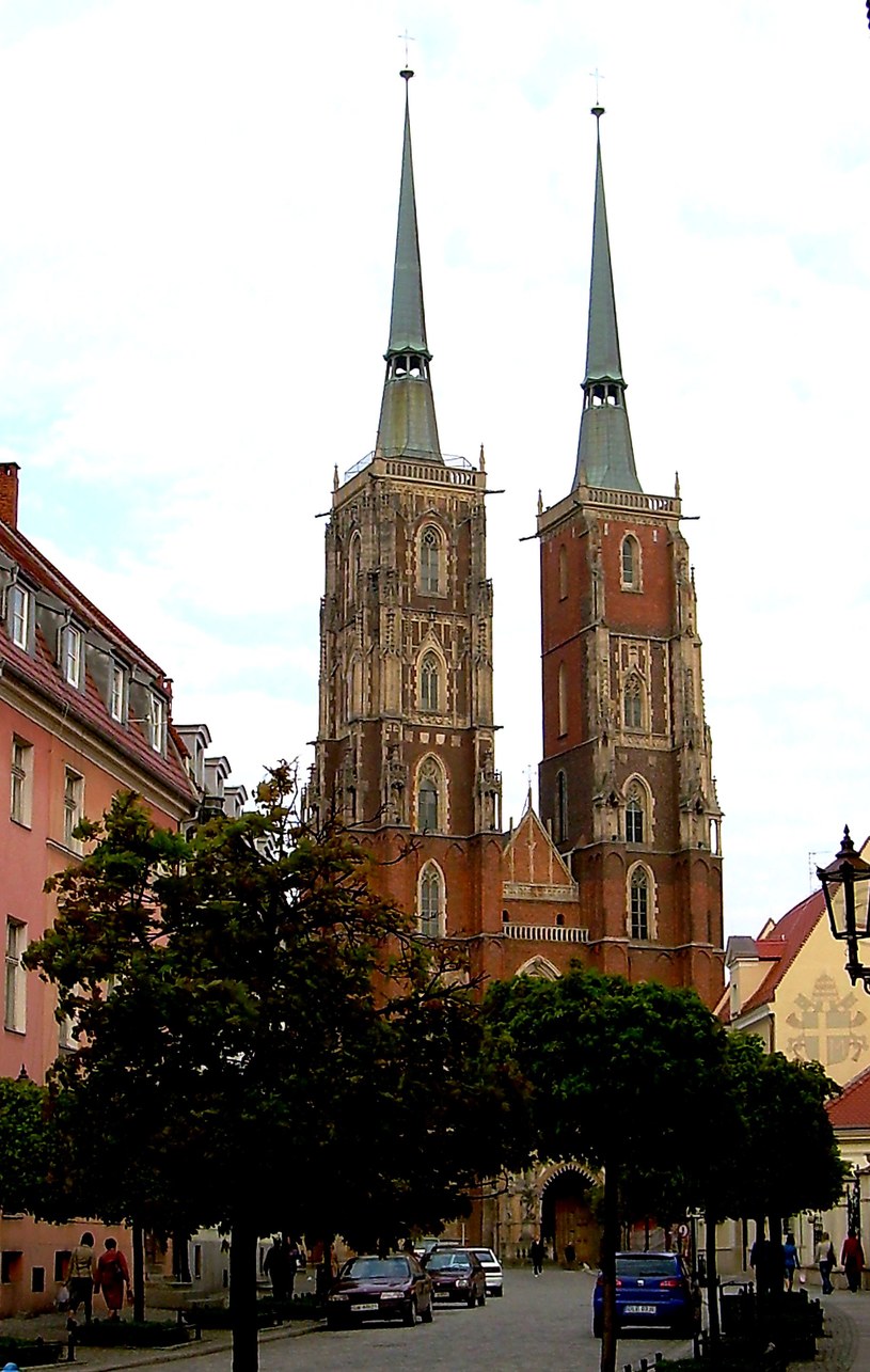 Wrocławska katedra pod wezwaniem św. Jana Chrzciciela po odbudowie. Świątynia ta spłonęła po radzieckich bombardowaniach w poniedziałek wielkanocny, 2 kwietnia 1945 roku /
