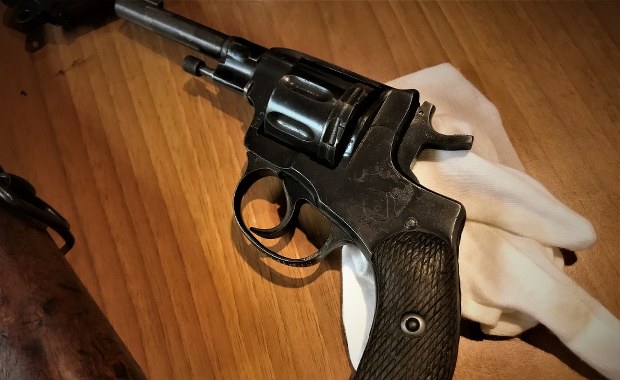 Wrocławska policja przekazała zabytkową broń do muzeum