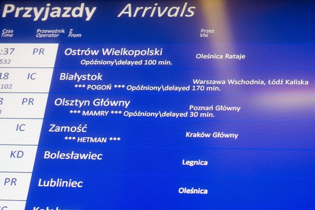 Wrocławski dworzec kolejowy - tablice informujące o opóźnieniach /Maciej Kulczyński /PAP