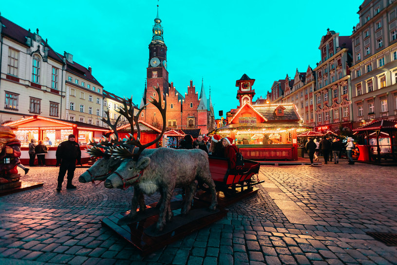 Wrocławski jarmark bożonarodzeniowy wprawia w niepowtarzalny, świąteczny klimat /Mateusz Birecki /East News