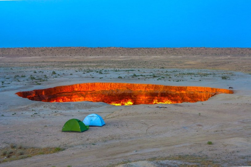 "Wrota Piekieł" nazywane również "Lśnienie Kara-kum" to jednak z największych atrakcji turystycznych Turkmenistanu. Każdego roku przyjeżdża tak wiele osób, które chcą na własne oczy zobaczyć płonący gazowy krater /123RF/PICSEL