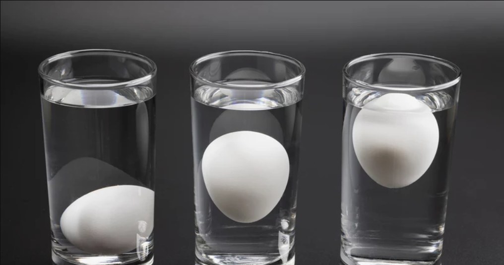 Wróżba z jajka i wody jest bardzo stara. Dawniej wierzono, że przepowiada przyszłość. /123RF.com /INTERIA.PL