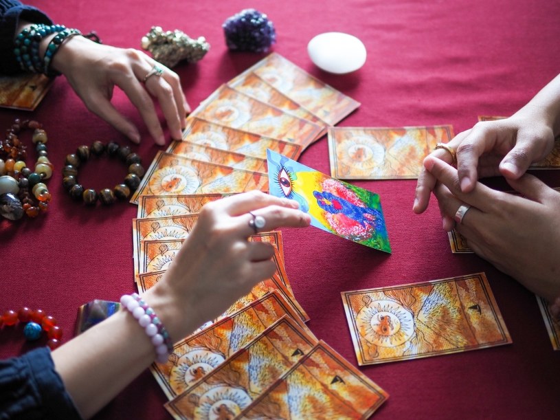 Wróżka Diana stawia tarota wszystkim znakom zodiaku. To wydarzy się 16 stycznia